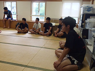 試合前のミーティングに参加した高校生ラガー。